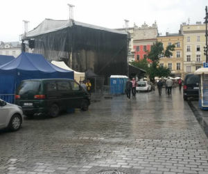 Samochody na Rynku Głównym: Władze Krakowa wydają decyzje niezgodne z prawem napisanym przez... władze Krakowa?
