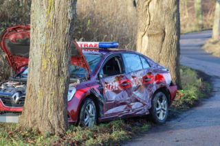 Zajączki. Strażacy nie dotarli na ważną uroczystość z powodu wypadku. Zderzyli się z kierującym ciągnikiem [ZDJĘCIA].