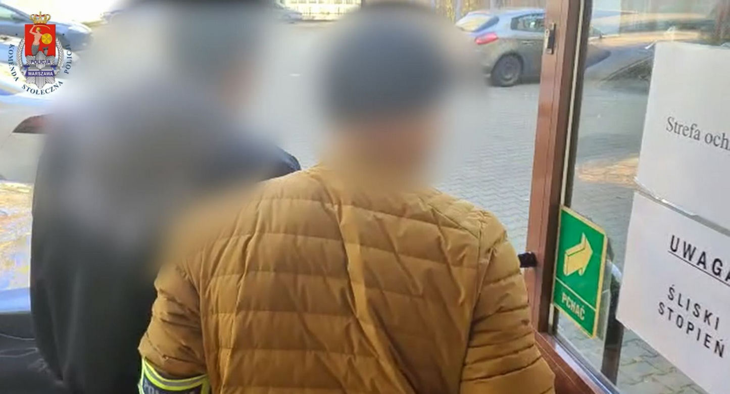 Pościg w centrum Warszawy. 26-latek wjechał w policjanta i wiózł go na masce. Funkcjonariusz ranny, zatrzymany miał narkotyki