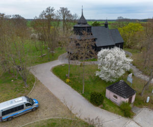 Całodobowe patrole policji pod drewnianym kościołem. Proboszcz ujawnił powód na mszy