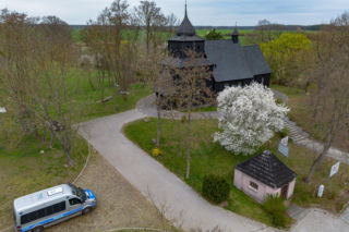 Policjanci pod kościołem w Wierzenicy pilnują świątynię