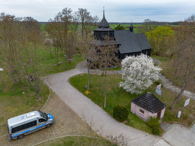 Policjanci pod kościołem w Wierzenicy pilnują świątynię