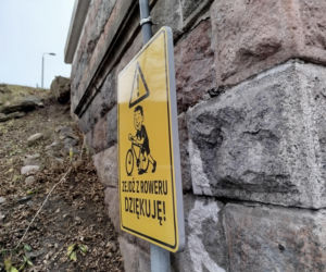 Nowe tablice znaki dla rowerzystów pod wiaduktem garwolińskim w Siedlcach