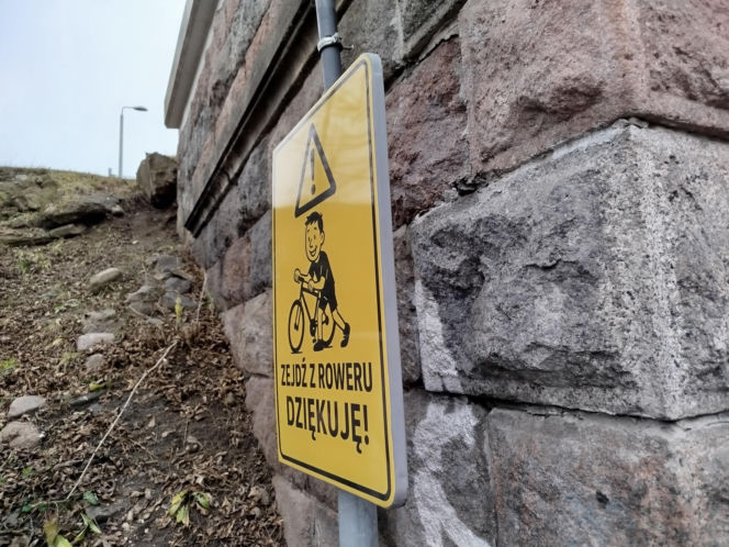 Nowe tablice znaki dla rowerzystów pod wiaduktem garwolińskim w Siedlcach