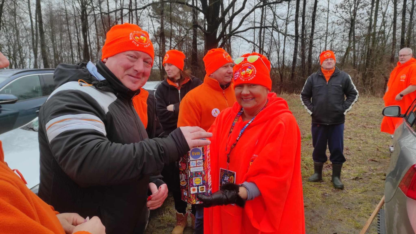 „Krasnostawskie Karpie” znów wskoczyły do zimnej wody! Zobacz, jak morsowali dla WOŚP