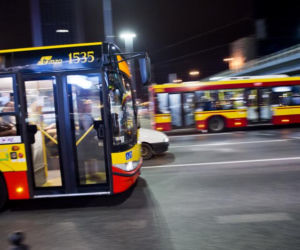 Pobicie kierowcy autobusu w Warszawie. 34-latek zniszczył mu okulary i groził śmiercią