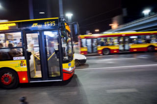 Pobicie kierowcy autobusu w Warszawie. 34-latek zniszczył mu okulary i groził śmiercią