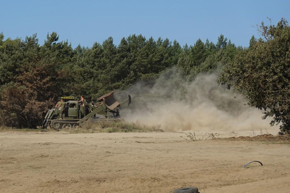 Zjawiskowe pokazy pirotechniczne, kurz i ryk silników