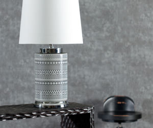 lampa stołowa z podstawa ozdobioną czarno - białym wzorem graficznym