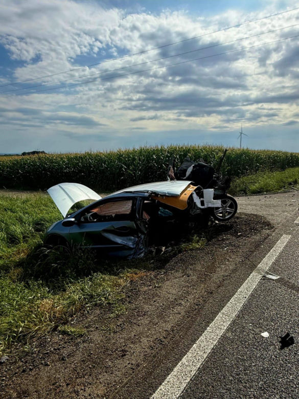 Żerdziny. Honda rozpadła się na pół w czasie wypadku. Trzy osoby ranne [ZDJĘCIA].
