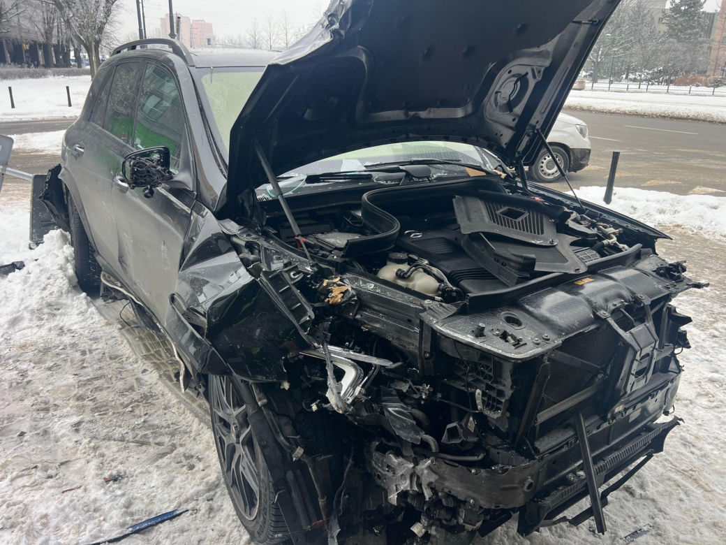 Totalna demolka na Woli. Po kolizji wjechał mercedesem do sklepu
