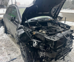 Totalna demolka na Woli. Po kolizji wjechał mercedesem do sklepu