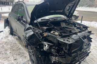 Totalna demolka na Woli. Po kolizji wjechał mercedesem do sklepu