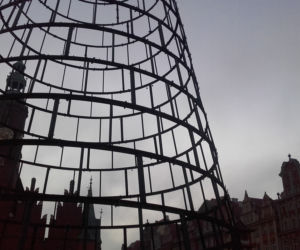 Na wrocławskim rynku montują już choinkę
