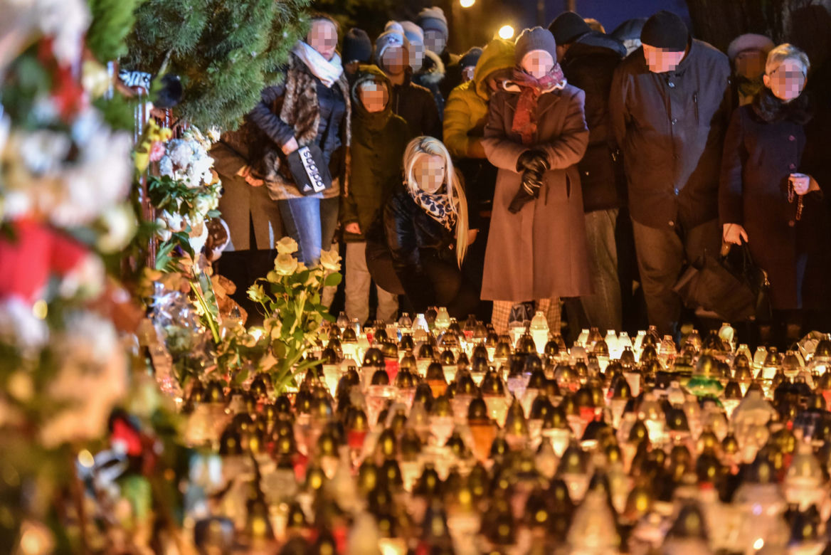 Tragedia w escape roomie. Modlący się ludzie, światła, kwiaty i zabawki pozostawione w miejscu tragedii.