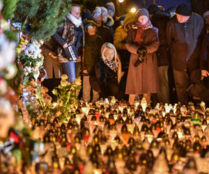 Tragedia w escape roomie. Modlący się ludzie, światła, kwiaty i zabawki pozostawione w miejscu tragedii.