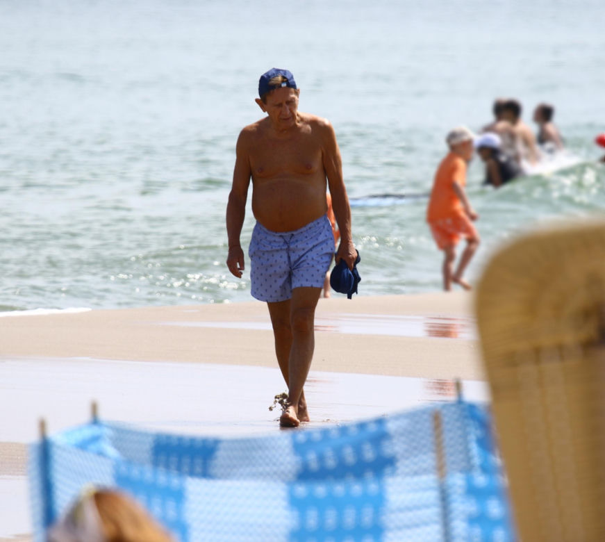 Smutny Englert samotni snuje się po plaży, Zona aktora wybrała zimną północ