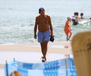 Smutny Englert samotni snuje się po plaży, Zona aktora wybrała zimną północ