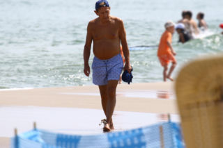 Smutny Englert samotni snuje się po plaży, Zona aktora wybrała zimną północ