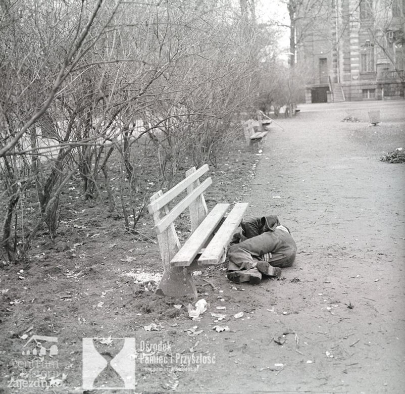 Pijany leży pod ławką w Parku im. H. Sawickiej (obecnie Park Mikołaja Kopernika – Promenada Staromiejska)