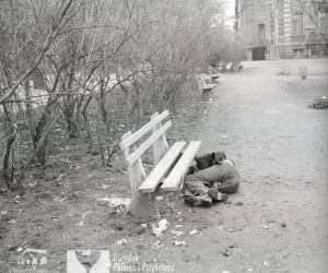 Pijany leży pod ławką w Parku im. H. Sawickiej (obecnie Park Mikołaja Kopernika – Promenada Staromiejska)