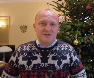 Świąteczny sweter Piotra Krzystka 2021