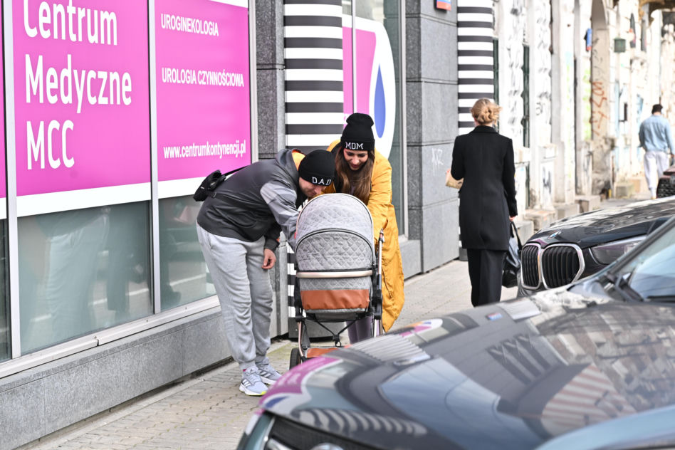 Kamila Ścibiorek walczy o odzyskanie formy po porodzie. Z miesięczną córeczką i ukochanym wybrała się do specjalistycznej kliniki