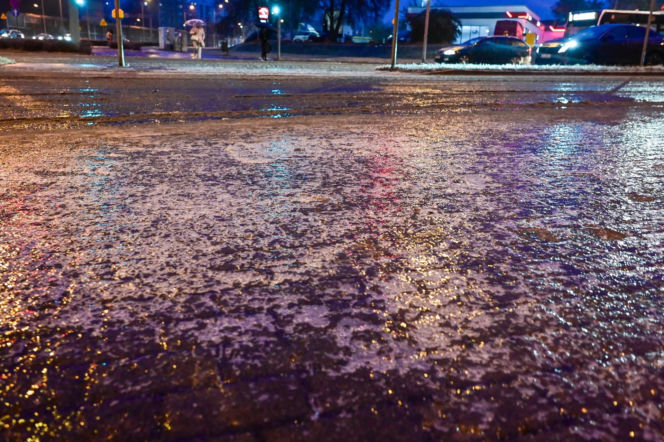 Gołoledź paraliżuje Polskę