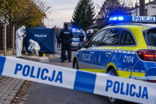 Znaleźli go zakrwawionego na pasach. 50-latek nie żyje, policja zatrzymała mężczyznę