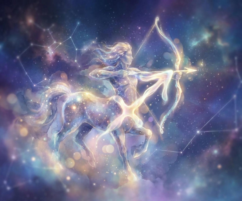 Gwieździsty centaur celujący z łuku na tle nocnego nieba. O horoskopie dla Strzelca przeczytasz w serwisie Eska.