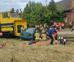 Drezyna uderzyła w samochód. Wielka akcja służb na przejeździe w Ostrowie [ZDJĘCIA]