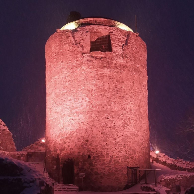 To najstarszy zamek w Polsce. Ma ponad 850 lat i jest na Dolnym Śląsku