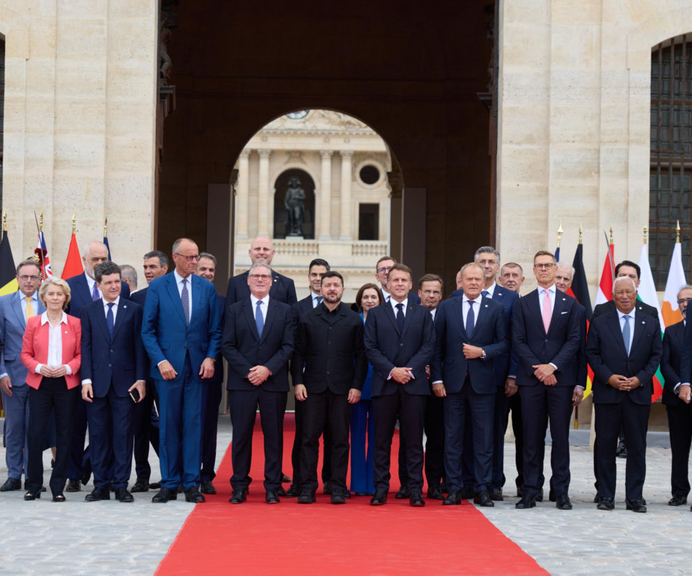 Przywódcy państw, w tym prezydenci Wołodymyr Zełenski i Emmanuel Macron, na czerwonym dywanie. O koalicji antybalistycznej i programie FREYJA przeczytasz na SE Portal Obronny.