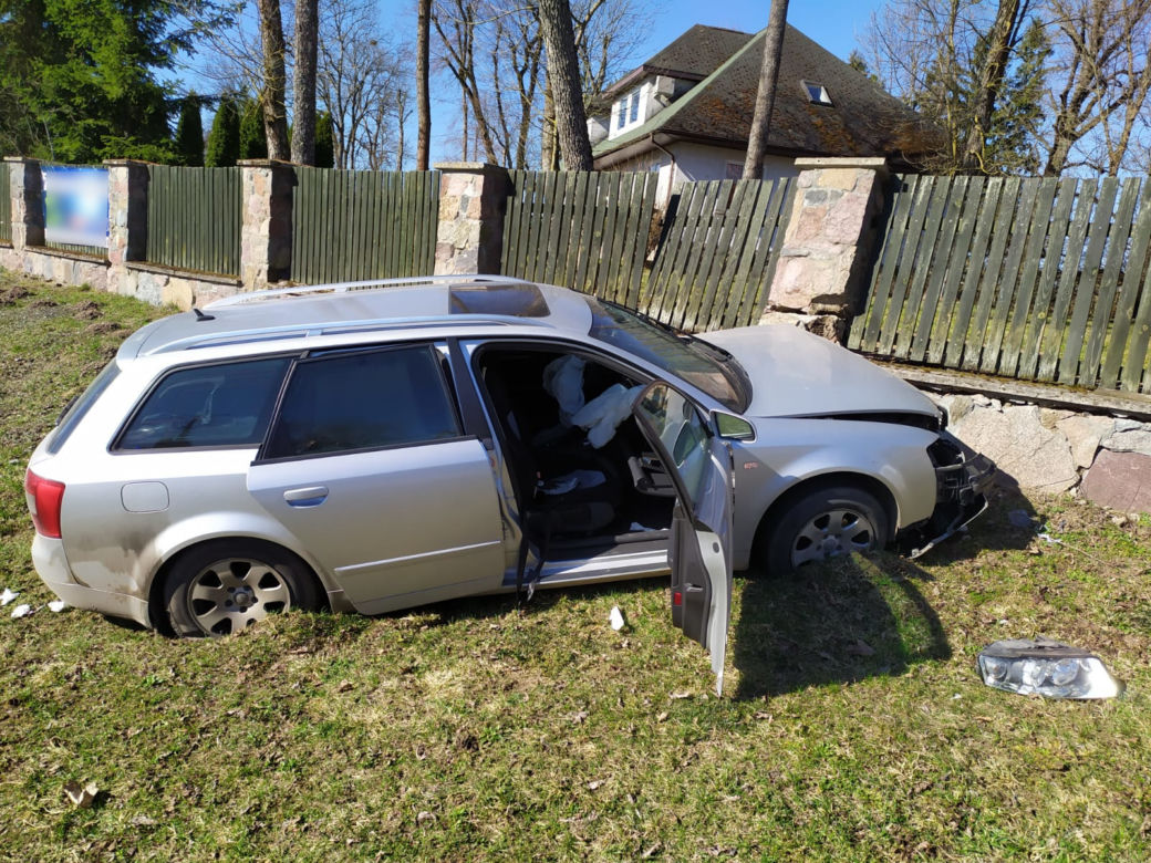 Woszczele. Próbował uciec od policji, rozbił audi na ogrodzeniu [ZDJĘCIA]