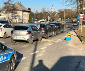 Cztery rozbite auta i dwie osoby w szpitalu. Wypadek na ul. Krakowskiej