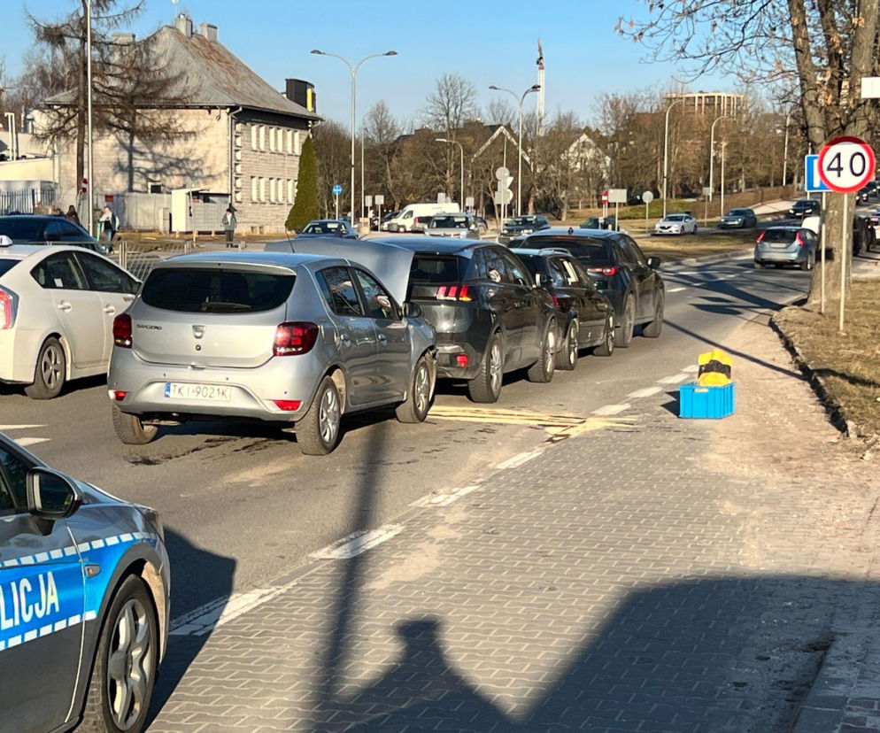 Cztery rozbite auta i dwie osoby w szpitalu. Wypadek na ul. Krakowskiej