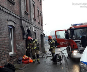 Potężny pożar w Rudzie Śląskiej. Policjanci wytargali z płomieni starszego mężczyznę!