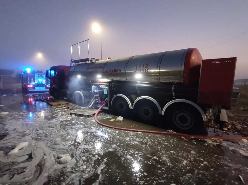 Strażacy walczyli z ogniem na składowisku odpadów w Bełżycach