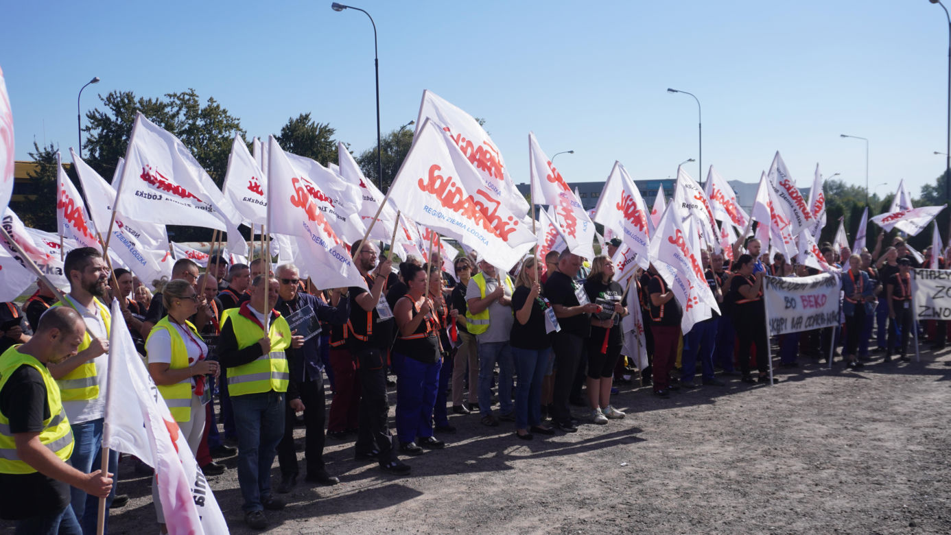 Pikieta pracowników Beko. Pracę straci 1100 osób. „Czujemy się oszukani i sfrustrowani”