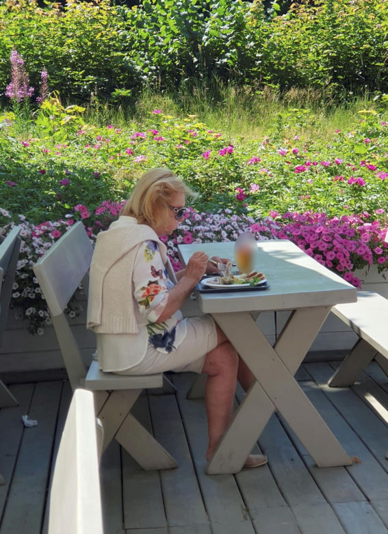 Ewa Wiśniewska je samotnie obiad nad morzem