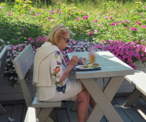 Ewa Wiśniewska je samotnie obiad nad morzem