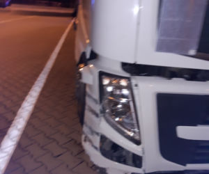 Pijany kierowca ciężarówki uszkodził samochody i zniszczył barierki