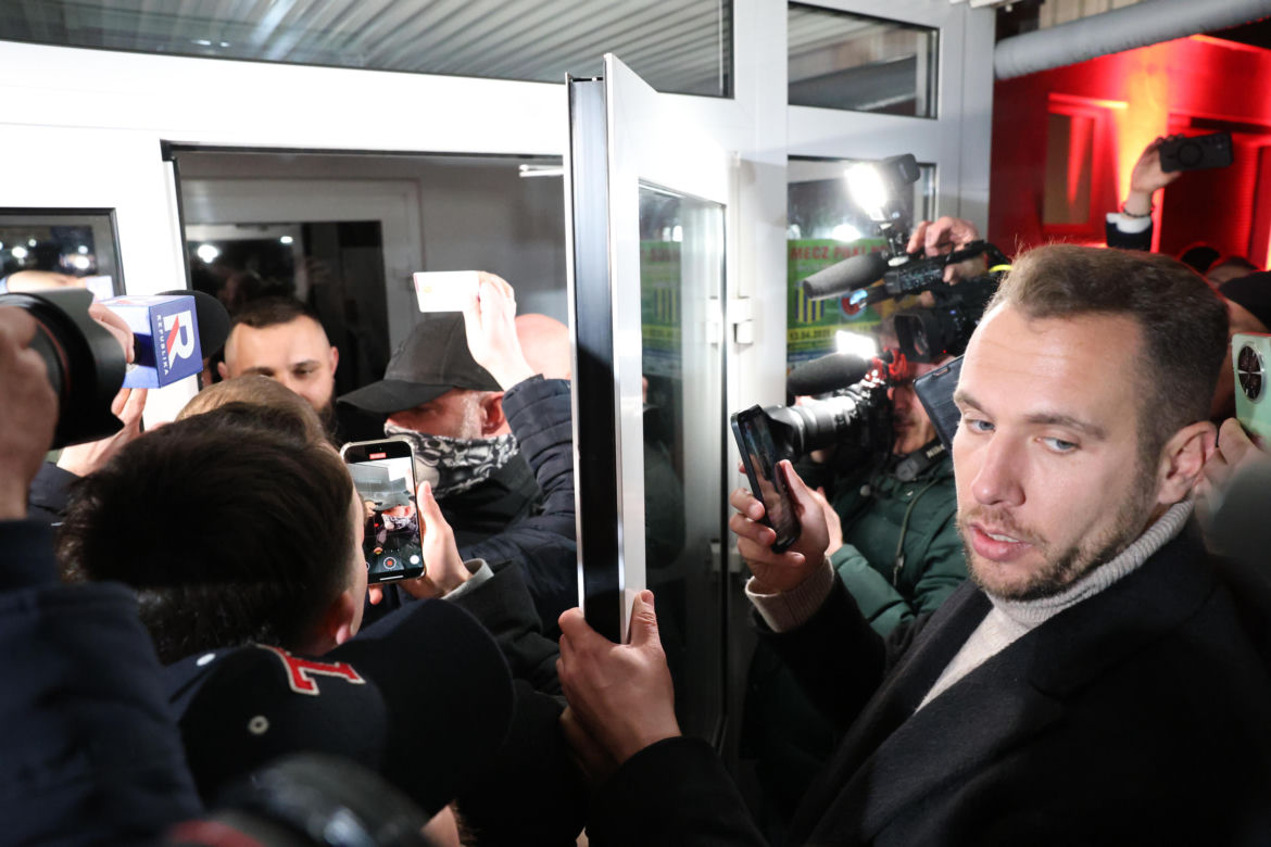 Awantura przed halą sportową w Końskich. Wezwano policję 