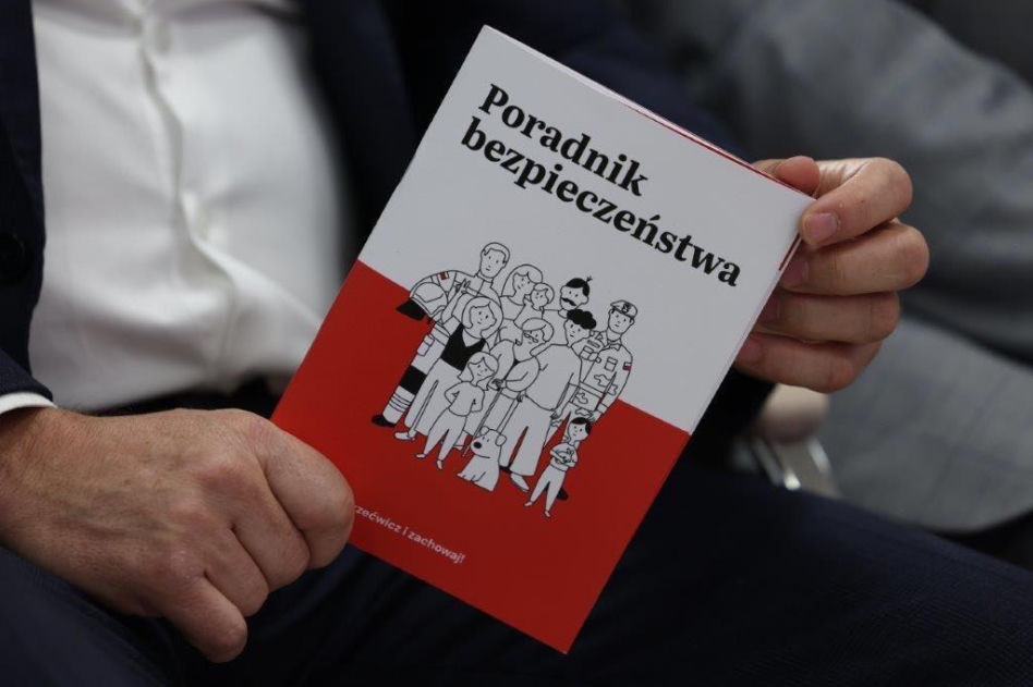 Poradnik Bezpieczeństwa dla każdego Polaka. Co zawiera?