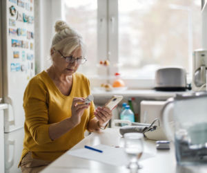 Sposób na zimową samotność? Wolontariat może być kluczem do dłuższego życia