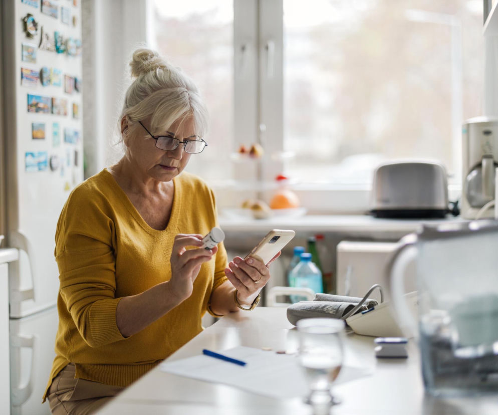 Samotni seniorzy narażeni na interakcje leków. Nowe badania wskazały przyczynę