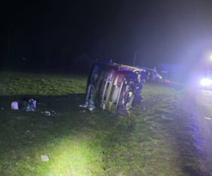 Sześć osób rannych po wywrotce busa. W akcji śmigłowiec LPR