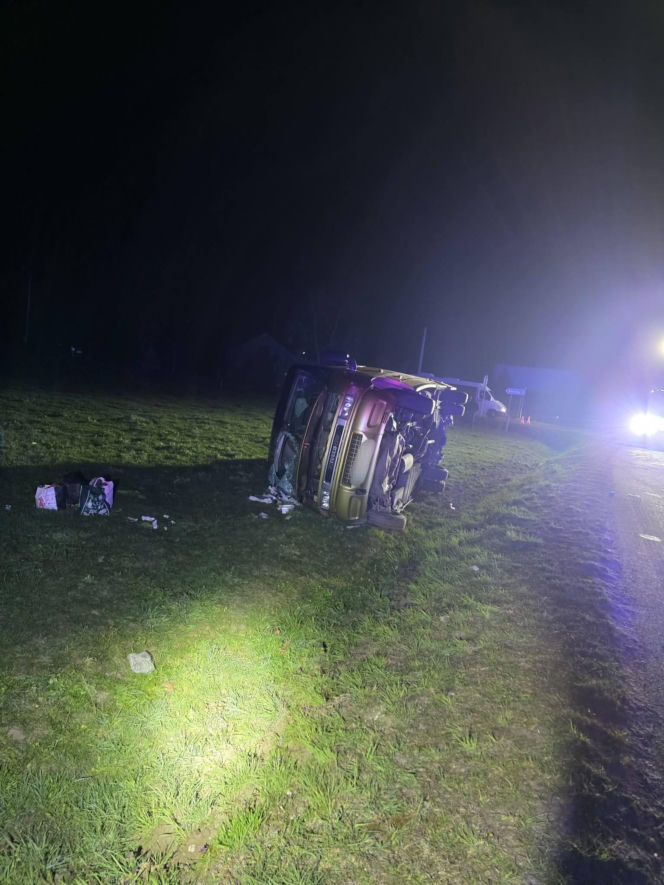 Sześć osób rannych po wywrotce busa. W akcji śmigłowiec LPR