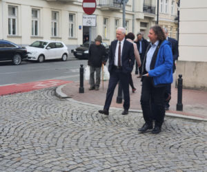 Marszałek Grodzki buszuje między półkami w sklepie