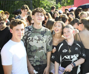 Fani w upale czekają na koncert The Weeknd. Tłumy w Warszawie